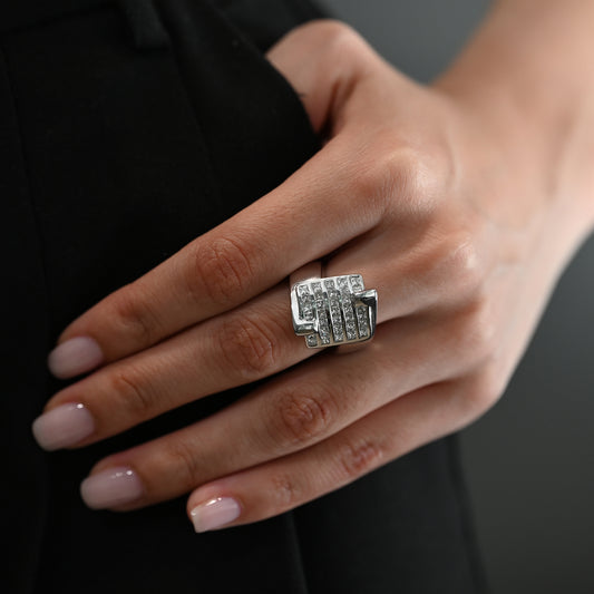 Anillo de oro blanco de 18kt con 33 de diamantes en talla princesa. Joyas de segunda mano en Barcelona. Donde comprar joyas baratas en Barcelona.
