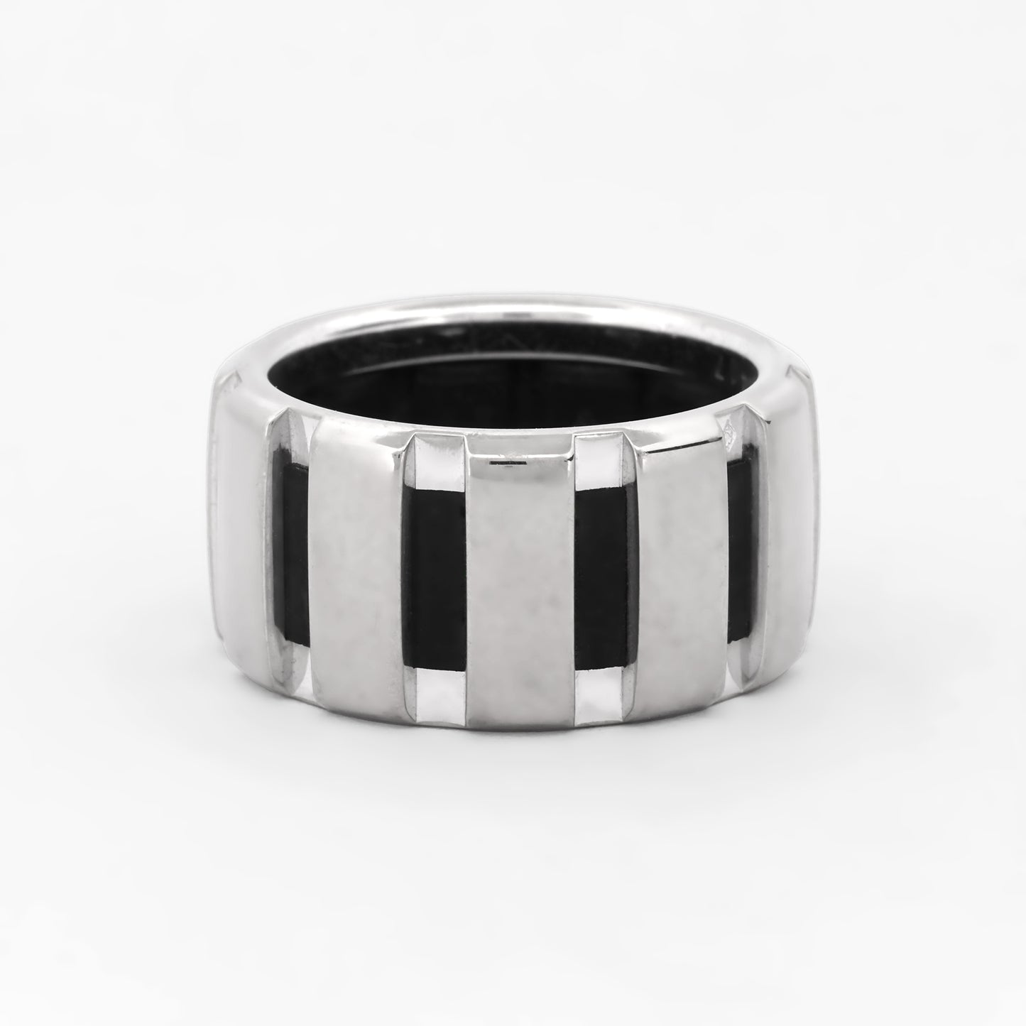 Precioso anillo de firma Sortija Chaumet colección Class One numerada del 2000 realizada en oro blanco con 12 diamantes talla brillantes de 0,015 cada uno. Joyería compro oro Ian'or, donde comprar joyas de Chaumet al mejor precio.
