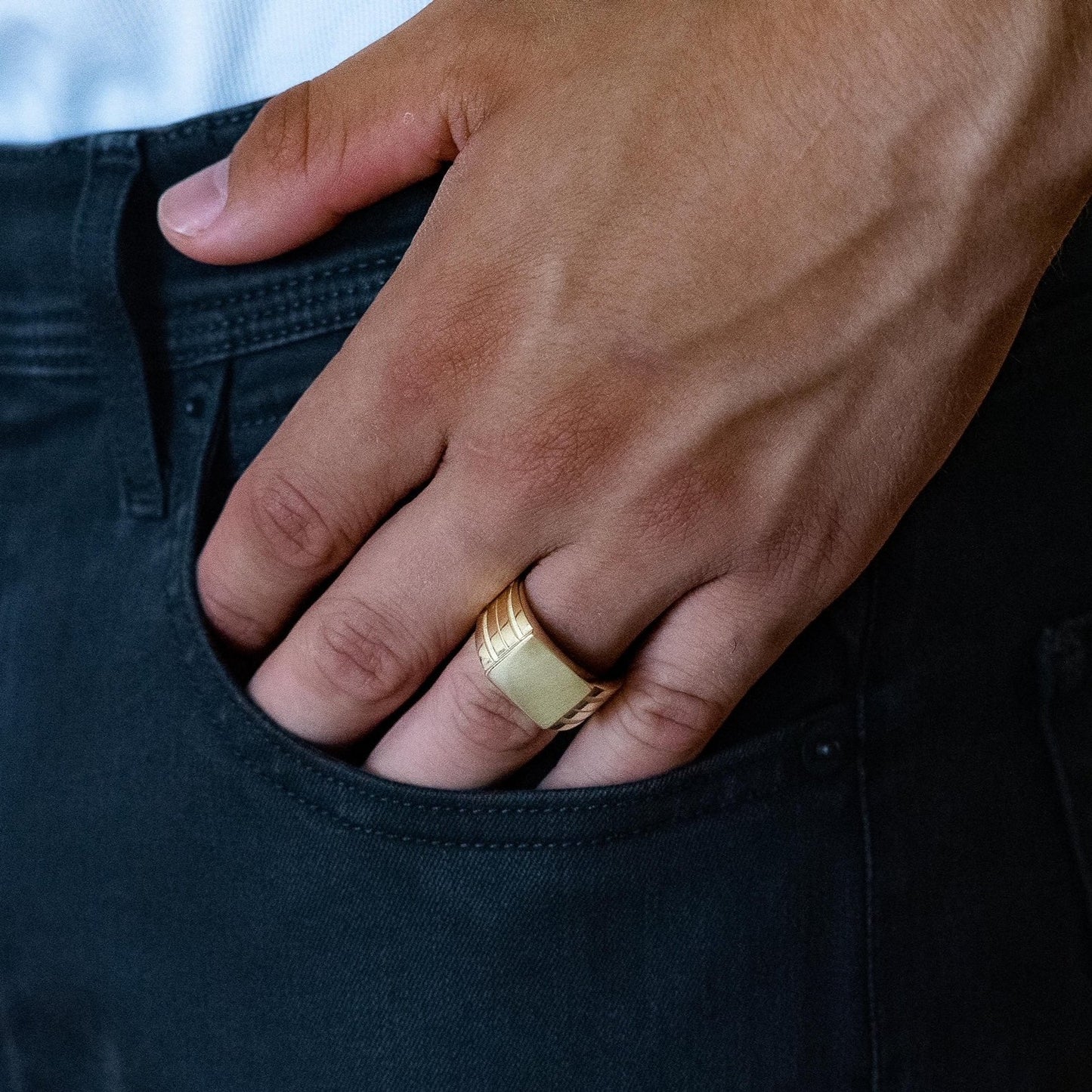 Anillo tipo sello de oro amarillo de 18kt. Joyas para hombre de oro baratas ,joyas de segunda mano restaudadas, Joyeria Ian'OR donde comprar y vender oro al mejor precio
