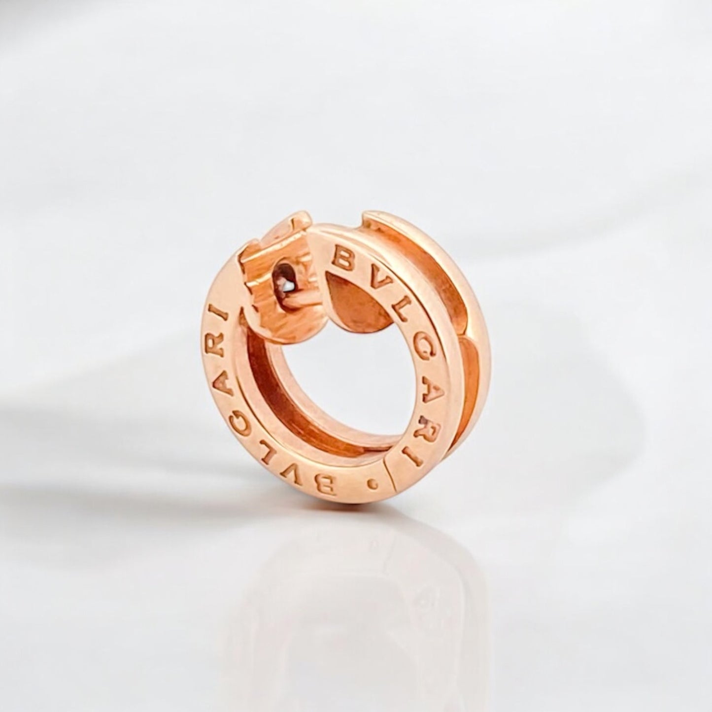 Pendiente individual modelo BZero1 de 1 banda de la prestigiosa casa Bvlgari, realizados en oro rosa de 18kt. Los pendientes tienen un diámetro de 14,93mm. Este pendiente se vende de manera individual.
Anillos de lujo Bvlgari al mejor precio, joyas de marca baratas, anillos bvlgari.