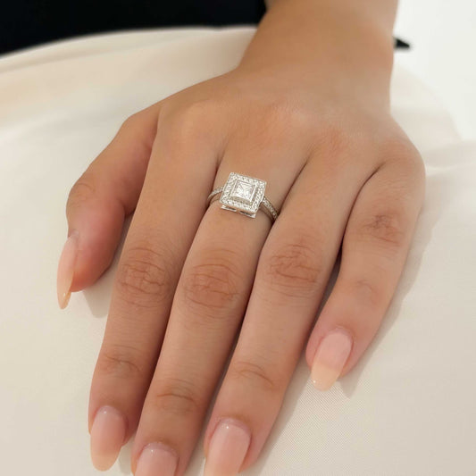 Anillo realizado en oro blanco de 18t con diamante central talla princesa y orla de 30 diamantes de 0,01ct cada uno. Oro y venta de joyas restauradas, dónde comprar y vende oro y joyas al mejor precio en Barcelona. Anillos de oro baratos en Barcelona.