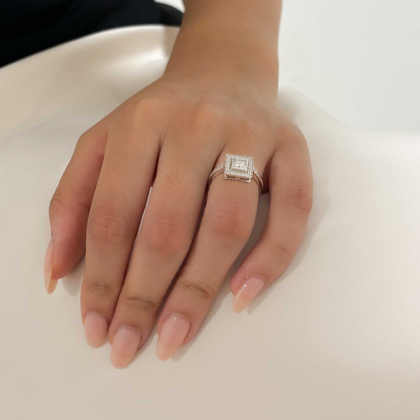 Anillo realizado en oro blanco de 18t con diamante central talla princesa y orla de 30 diamantes de 0,01ct cada uno. Oro y venta de joyas restauradas, dónde comprar y vende oro y joyas al mejor precio en Barcelona. Anillos de oro baratos en Barcelona.