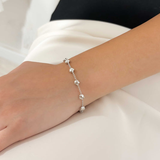 Pulsera de oro blanco de 18kt de cadena forzada con motivos de flor. Cierre mosquetón. Compro Oro al mejor precio, joyería segunda mano Barcelona, diseño y transformación de joyas.