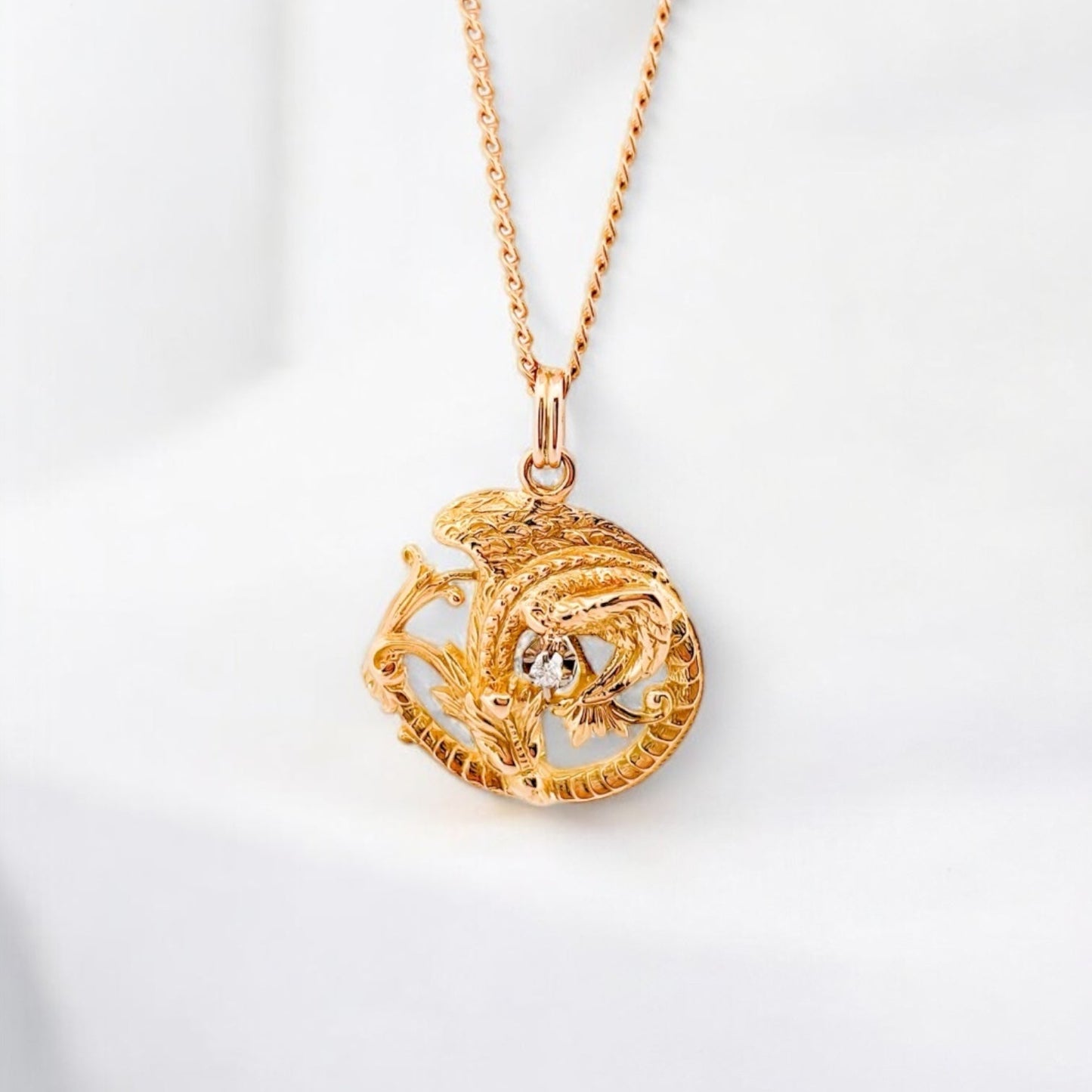 Comprar colgante medalla de dragón realizada en oro amarillo de 18kt. Joyería Ian'Or. Joyas de segunda mano. Joyas restauradas. Colgantes baratos. Envío gratis.