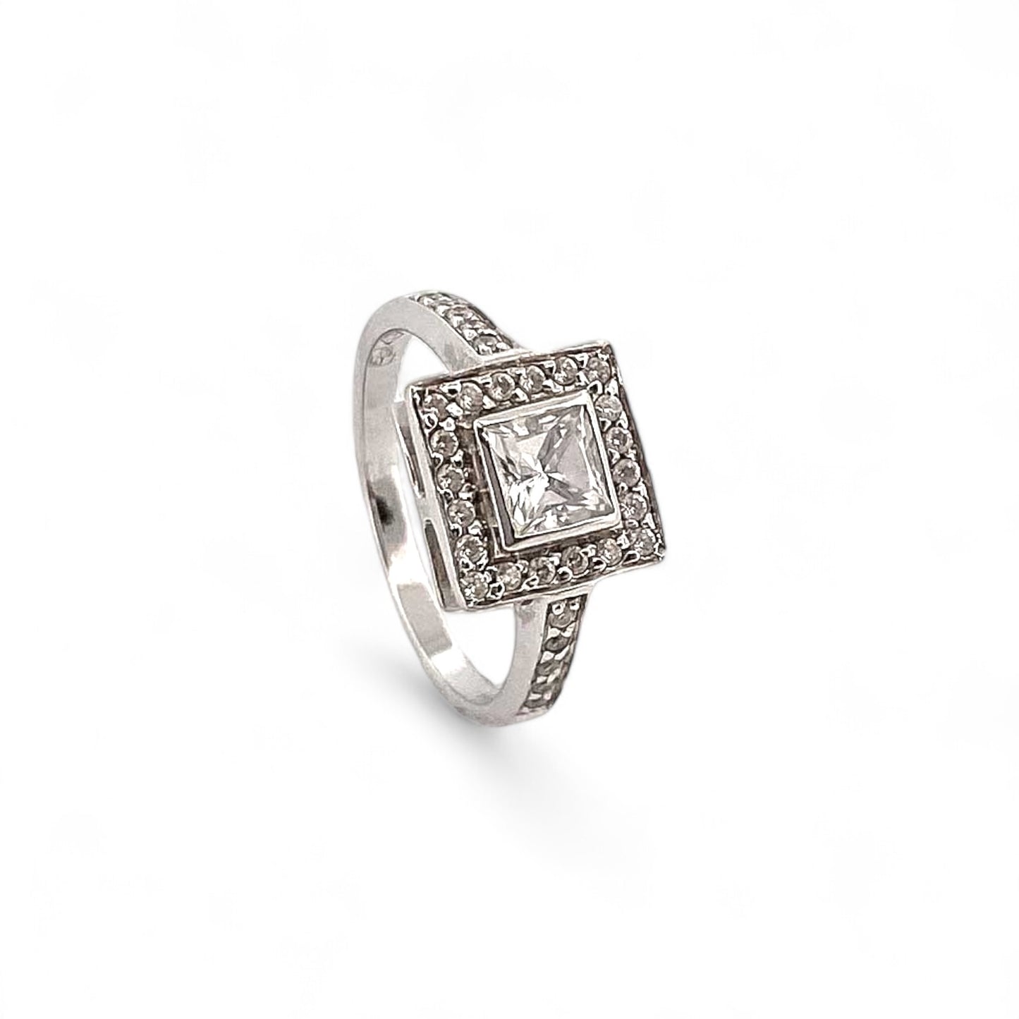 10246GM - Sortija cuadrada de oro blanco 18kt y circonitas