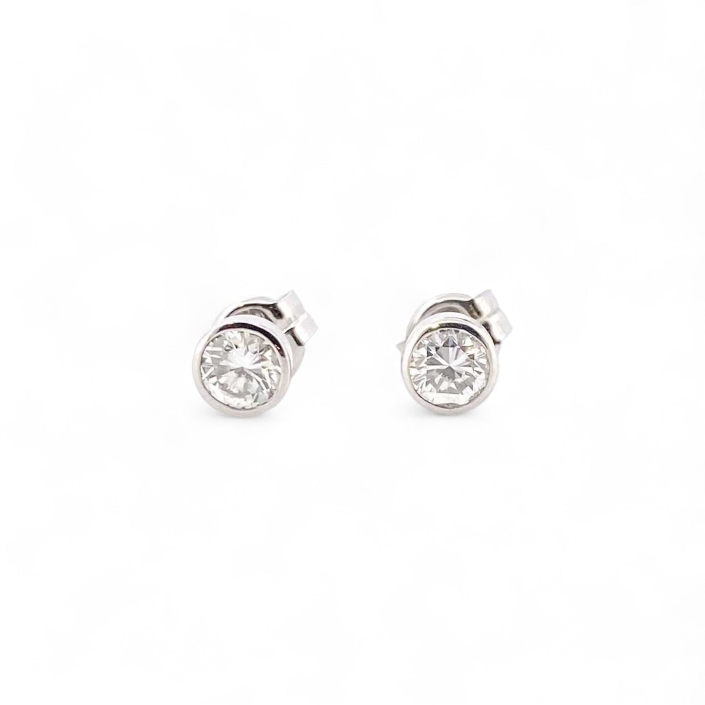 Pendientes tipo dormilonas de oro blanco de 18kt con engaste tipo chatón de un diamante talla brillante de 0,45ct cada uno. Una joya clásica y elegante que no debe faltar en un joyero.
Joyas de novia, pendientes de diamantes de segunda mano, restauración y creación de joyas, compro oro Barcelona. Joyería Ian'Or dónde comprar y vender oro y joyas al mejor precio en Barcelona