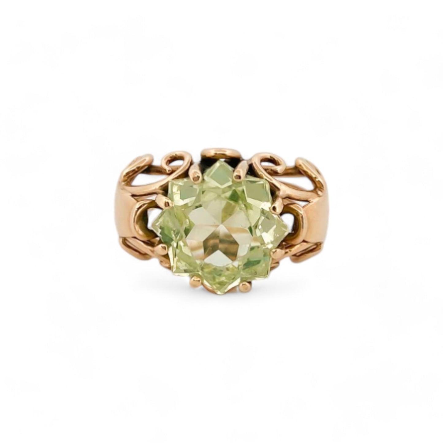 Sortija antigua en oro amarillo y una gran piedra Peridoto en el centro. Talla original: 12g Peso con piedra: 7,27gr. Se puede ajustar el tamaño y este servicio está incluido en el precio. Joyería vintage al mejor precio en Barcelona