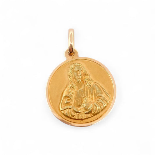 Colgante medalla tipo escapulario realizado en oro amarillo de 18kt con grabado de Virgen del Carmen y el corazón de Jesús.
Ian'or, tu joyería de confianza. Restauramos joyas de segunda mano para darles una nueva vida y vendemos oro al mejor precio.