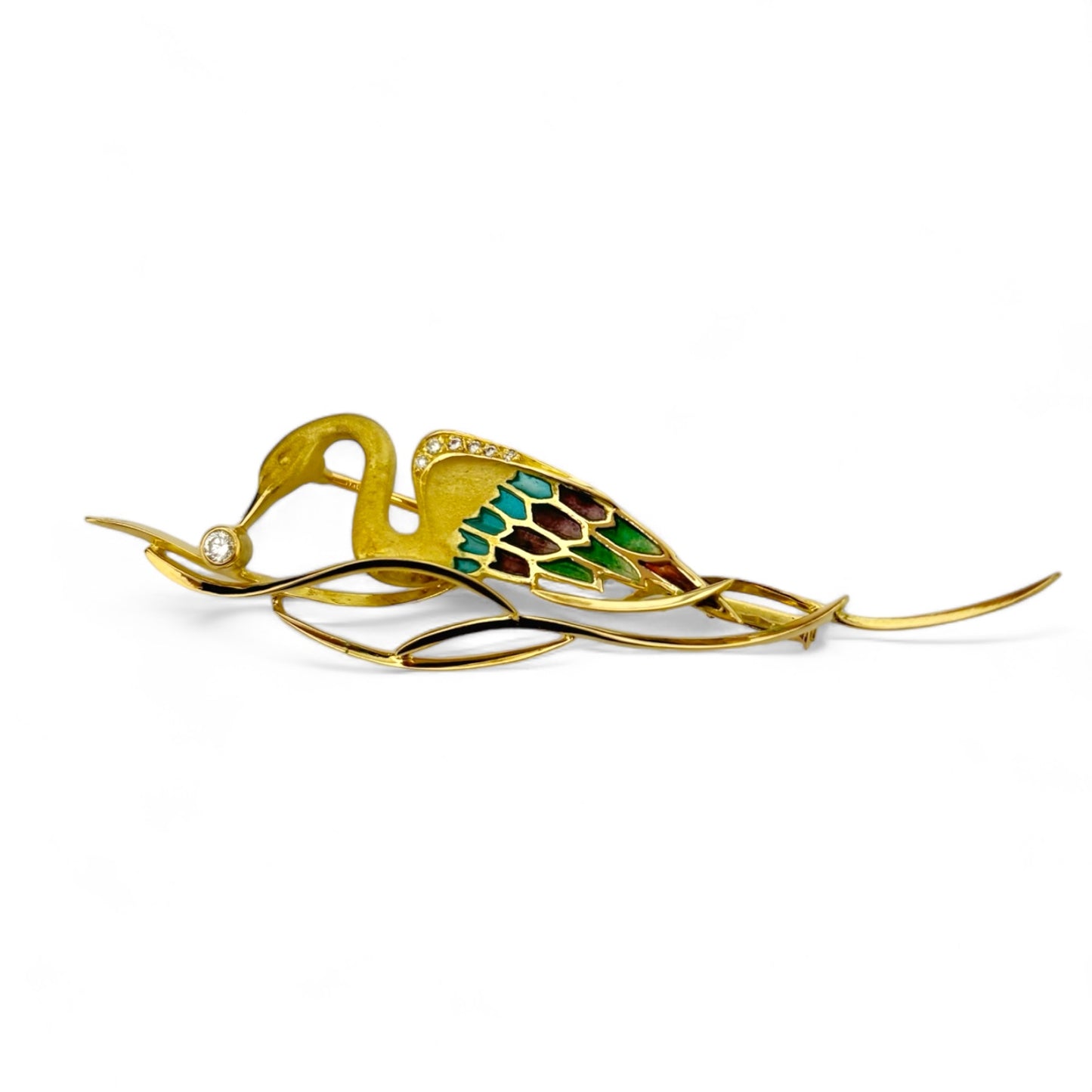 Broche realizado en oro amarillo de 18kt con un cisne que sujeta un diamante talla brillante. Esta pieza stá inspirada en las joyas del artista Lluis Masriera, que revolucionó el sector de la joyería Art Noveau en Europa con sus piezas con motivos de la naturaleza , fantasía y color.Joyas antiguas y vintage en Barcelona, compro oro y joyas al mejor precio. Joyería Compro Oro Barcelona, el mejor precio por tu oro y por joyas de segunda mano
