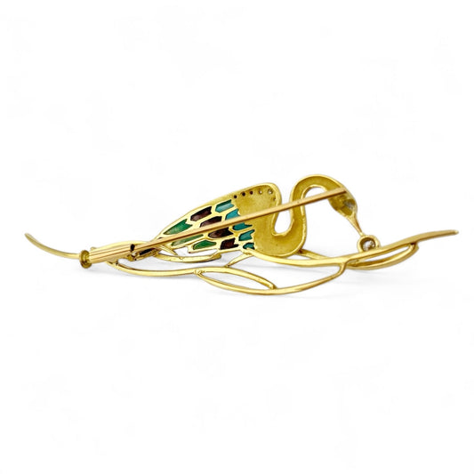 Broche realizado en oro amarillo de 18kt con un cisne que sujeta un diamante talla brillante. Esta pieza stá inspirada en las joyas del artista Lluis Masriera, que revolucionó el sector de la joyería Art Noveau en Europa con sus piezas con motivos de la naturaleza , fantasía y color.Joyas antiguas y vintage en Barcelona, compro oro y joyas al mejor precio. Joyería Compro Oro Barcelona, el mejor precio por tu oro y por joyas de segunda mano