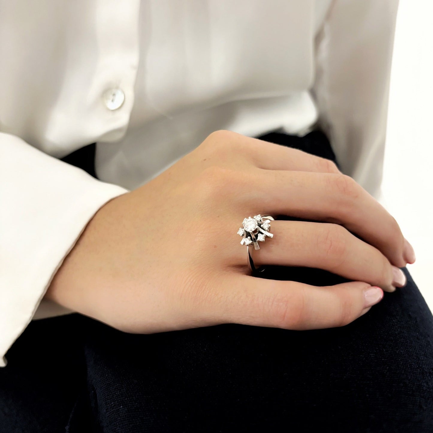 Anillo antiguo realizado en Oro blanco de 185kt con rosetón de diamantes. Diamante central talla brillante y rosetón de 6 diamantes.
