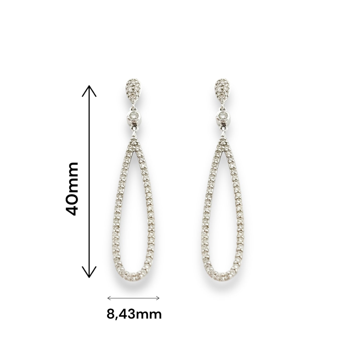 Pendientes de oro blanco de 18kt con colgante con forma de gota y 100 diamantes engastados en garras a lo largo de cada pendiente. Unos pendientes muy especiales que combinan perfectamente con los vestidos de novia. Joyas de novia, segunda mano, restauración y creación de joyas, compro oro Barcelona. Joyeria Ian'Or dónde comprar y vender oro y joyas al mejor precio en Barcelona