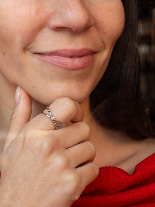 29476C - Anillo cruzado de oro blanco y brillantes