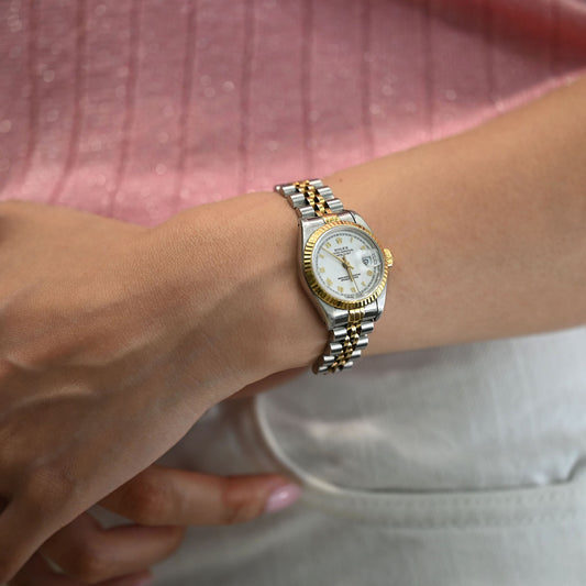 Este elegante Rolex Lady-Datejust es una pieza clásica que combina la durabilidad del acero inoxidable con el lujo del oro amarillo de 18 quilates.
