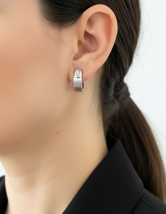 Pendientes de oro blanco de 18kt con diamantes. Cierre tipo omega. Pendientes de segunda mano. Joyas con diamantes baratas. Joyería Ian'Or.