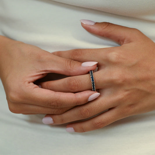 Comprar anillo tipo alianza de oro blanco de 18kt con zafiros azules. Joyería Ian'Or. Envío GRATIS y pieza ceritificada.