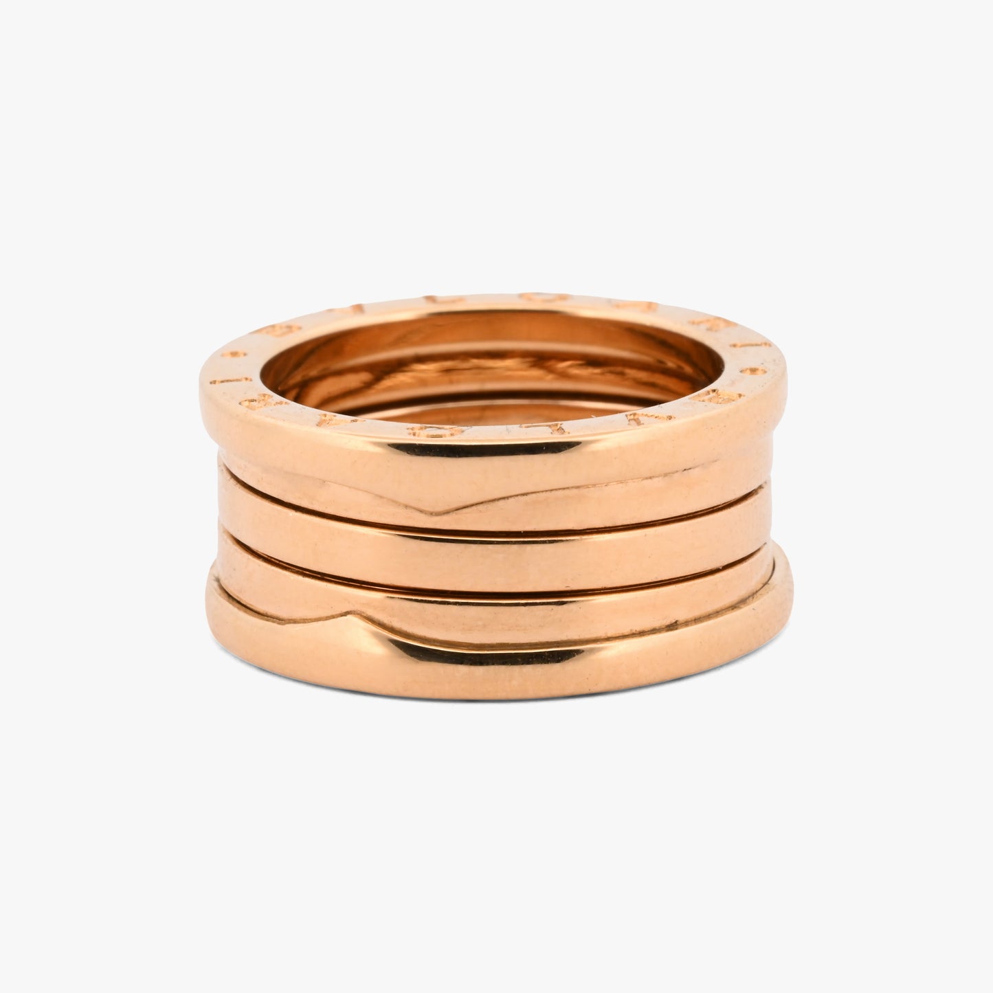 Compra anillo de oro amarillo de 18 kt con diseño de múltiples bandas y acabado pulido. Inspirado en el icónico Anfiteatro Flavio, combina la fuerza de la arquitectura romana con la elegancia de la joyería contemporánea. Sus detalles decorativos aportan un estilo sofisticado y atemporal. Una joya versátil, perfecta para cualquier ocasión.