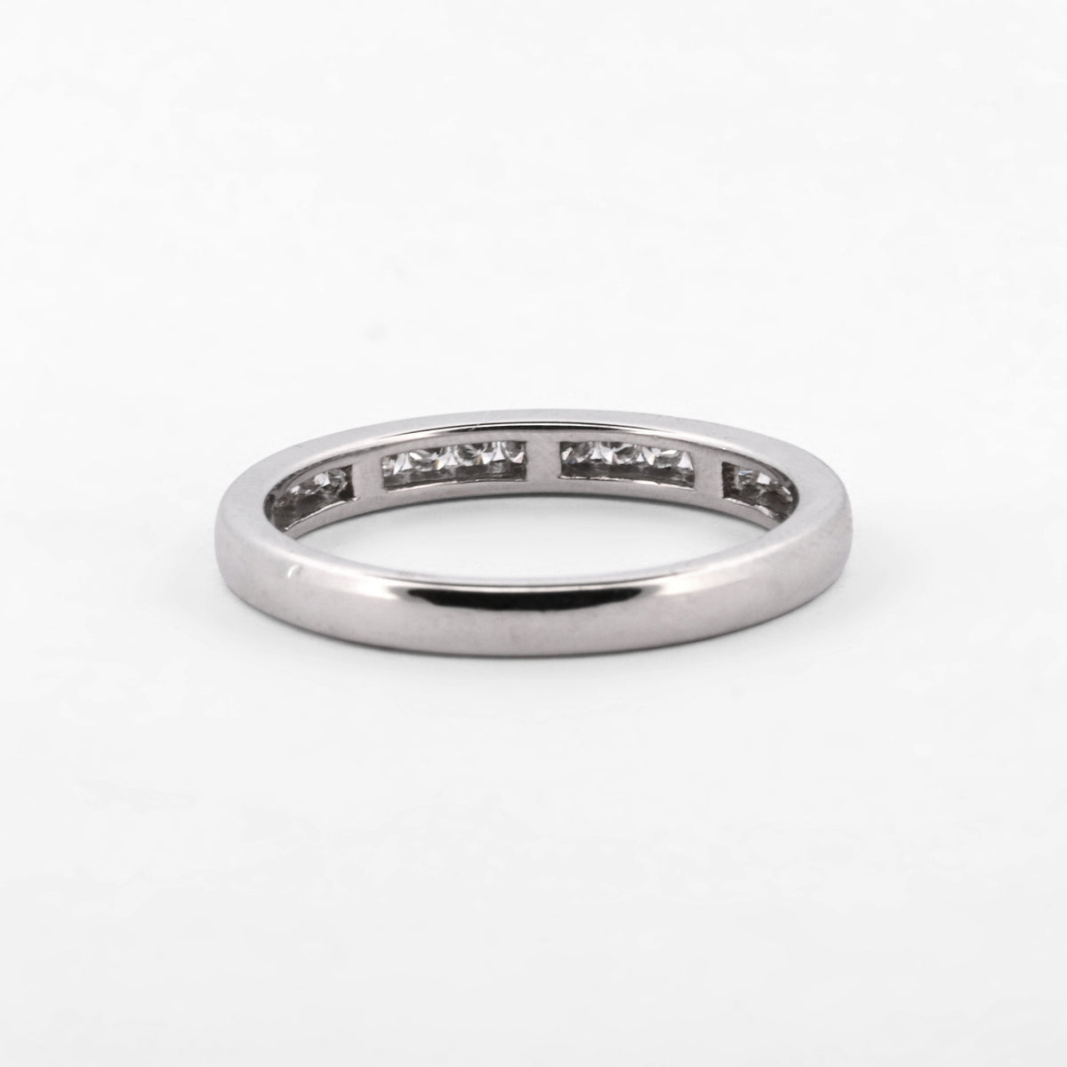 Comprar anillo tipo media alianza fina en oro blanco de 18kt con 18 diamantes. Joyería Ian'Or. Envío GRATIS y pieza certificada.