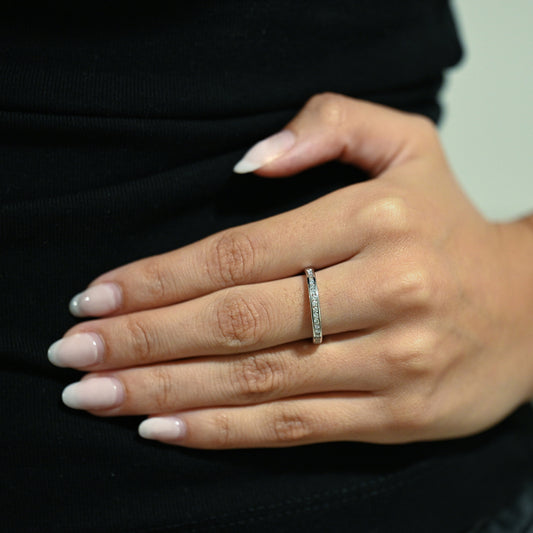 Comprar anillo tipo media alianza fina en oro blanco de 18kt con 18 diamantes. Joyería Ian'Or. Envío GRATIS y pieza certificada.