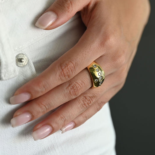 Comprar anillo realizado en oro amarillo con 8 brillantes en un lado del anillo. Anillos de segunda mano. Joyería Ian'Or. Envío gratis. Joyeria en Barcelona.