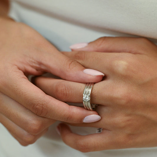 Comprar anillo solitario de oro blanco de 18kt con diseño estriado y piedra central. Joyería Ian'Or. Envío GRATIS y pieza ceritificada.