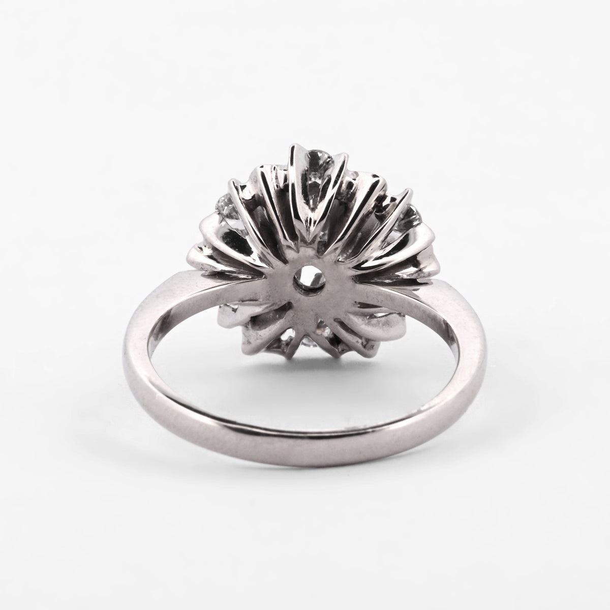 Comprar anillo tipo rosetón en oro blanco de 18kt con diamante central de 0,30ct y 6 diamantes de 0,05 ct. Joyería Ian'Or. Envío GRATIS y pieza certificada.