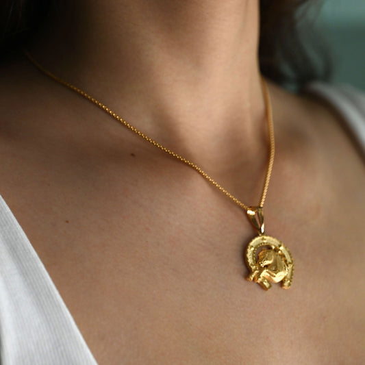 Comprar colgante medalla tipo herradura de caballo realizado en oro amarillo de 18kt. colgantes caballo y herradura de oro al mejor precio