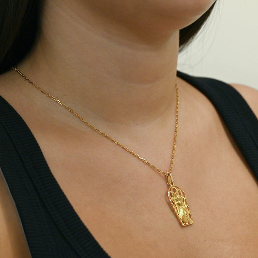 Comprar colgante en oro amarillo de 18kt Virgen Niña con calado. Joya protectora y tradicional para comunión o regalo especial. Joyería Ian'Or. Envío GRATIS.