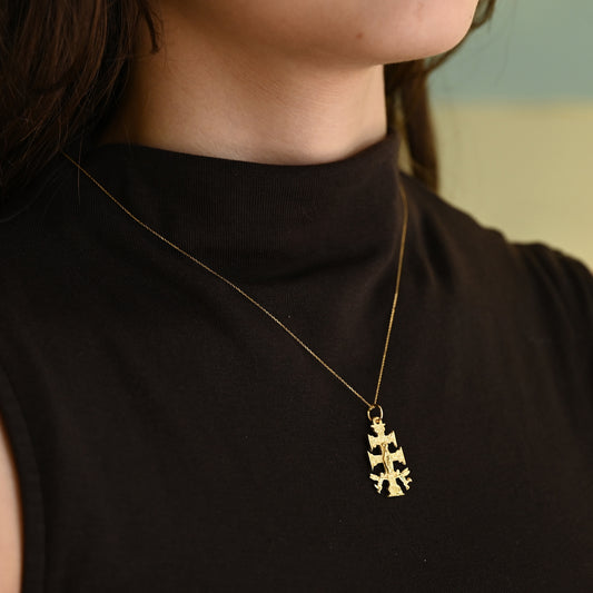 Comprar colgante oro amarillo 18K Cruz de Caravaca, Cristo y ángeles. Joya protectora y tradicional que aporta simbolismo y distinción. Envío gratuito