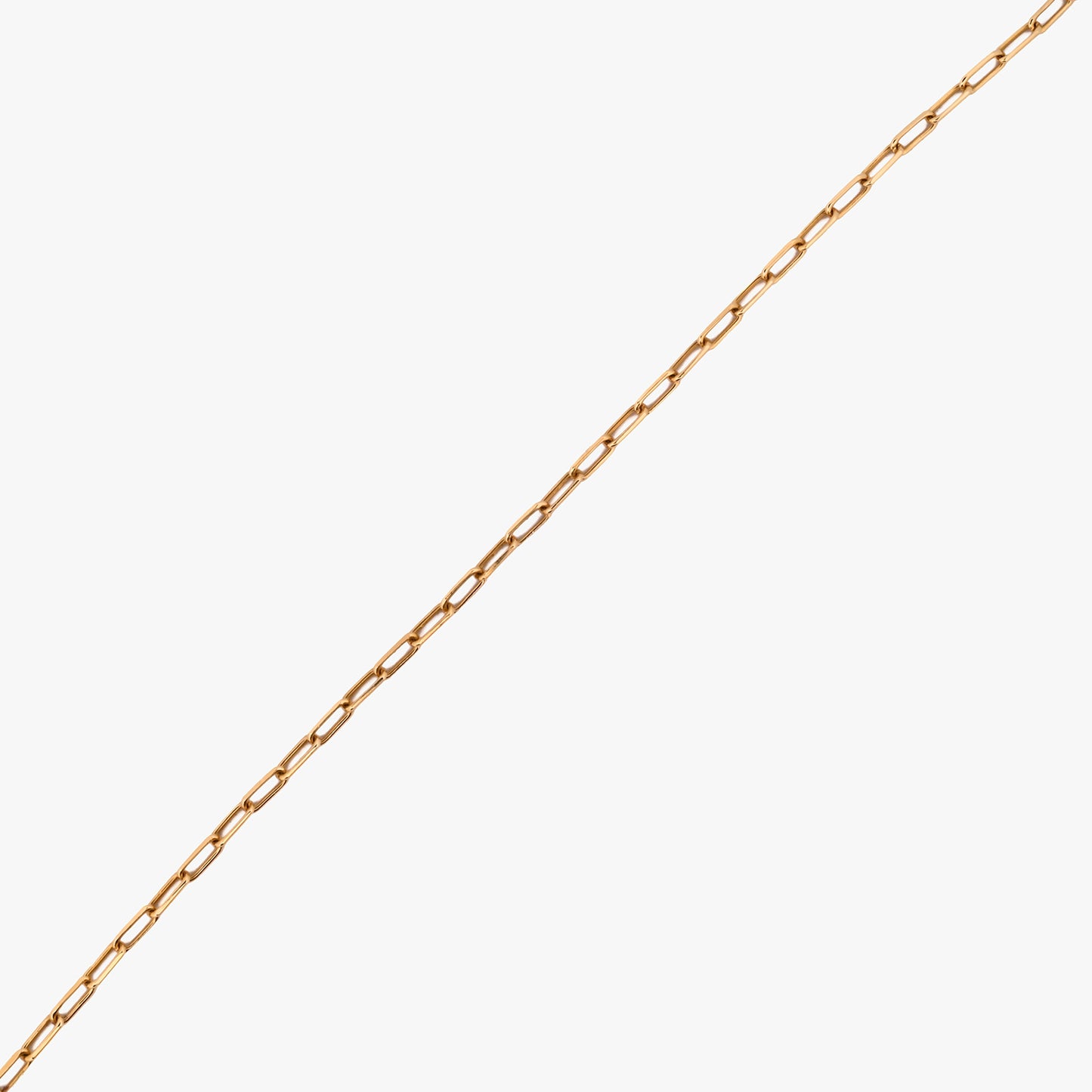 Comprar collar paperclip oro amarillo 18K de eslabón alargado y patrón geométrico. Joya ligera y resistente de estética limpia. Pieza certificada y envío gratis