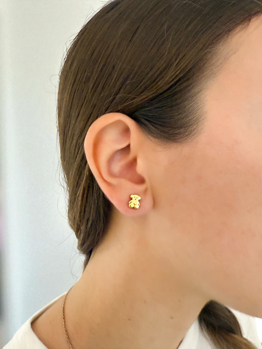 Comprar pendientes originales de la firma TOUS realizados en oro amarillo de 18kt con los icónicos ositos Sweet Dolls. Con cierre por presión. Joyería Ian'Or.