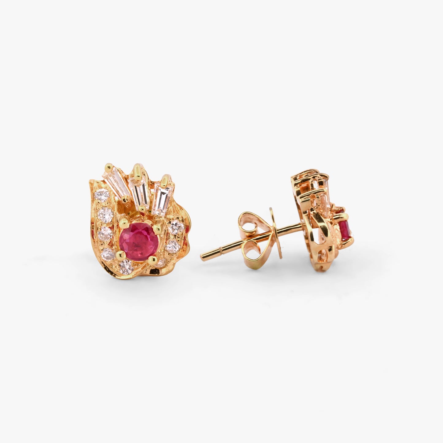 Comprar pendientes asimetricos orla oro amarillo 18K, rubí y diamantes. Joya lujosa y artesanal que aporta exclusividad. Pieza certificada y envío gratuito