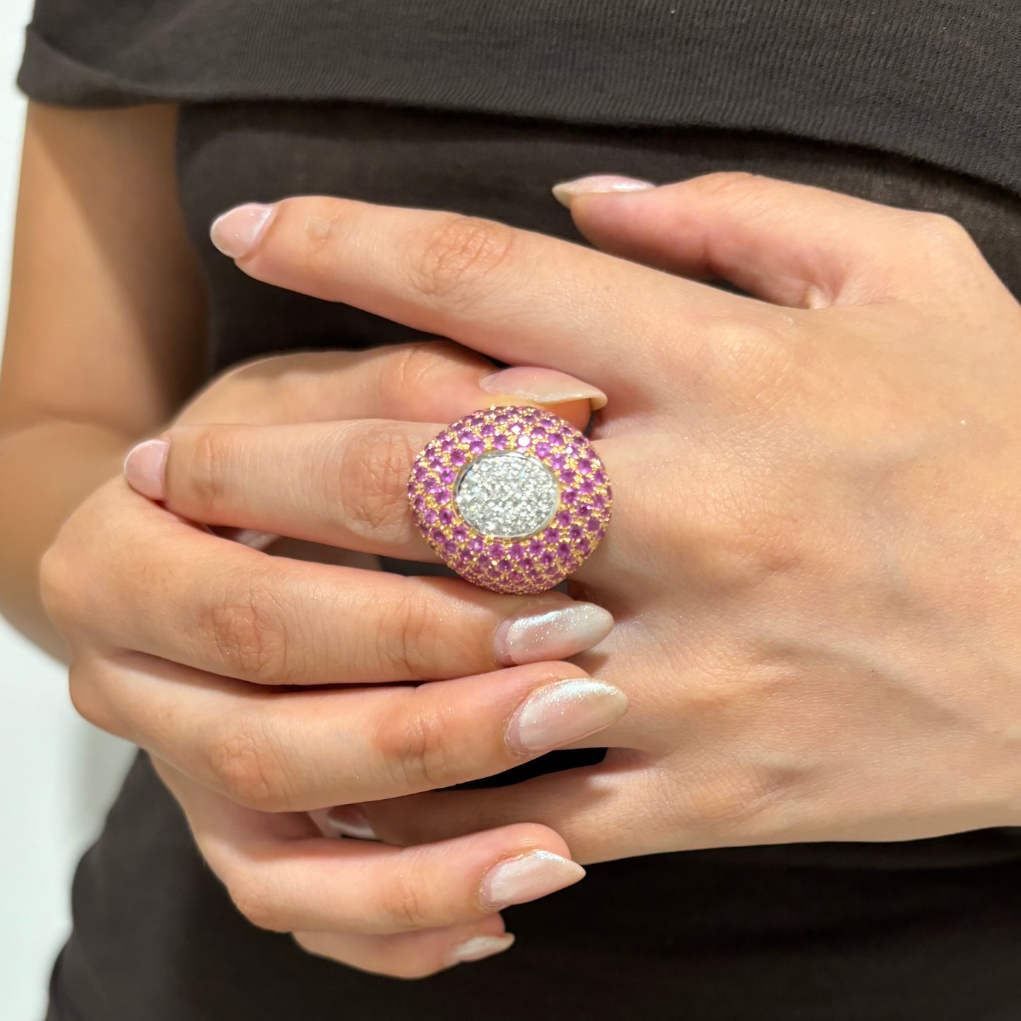 Preciosa sortija bombé de oro rosa acompanyada de diamantes y zafiros rosas. Talla 15.Joyería compro oro, venta de joyas de segunda mano y nuevas, Ian'or donde comprar y vender