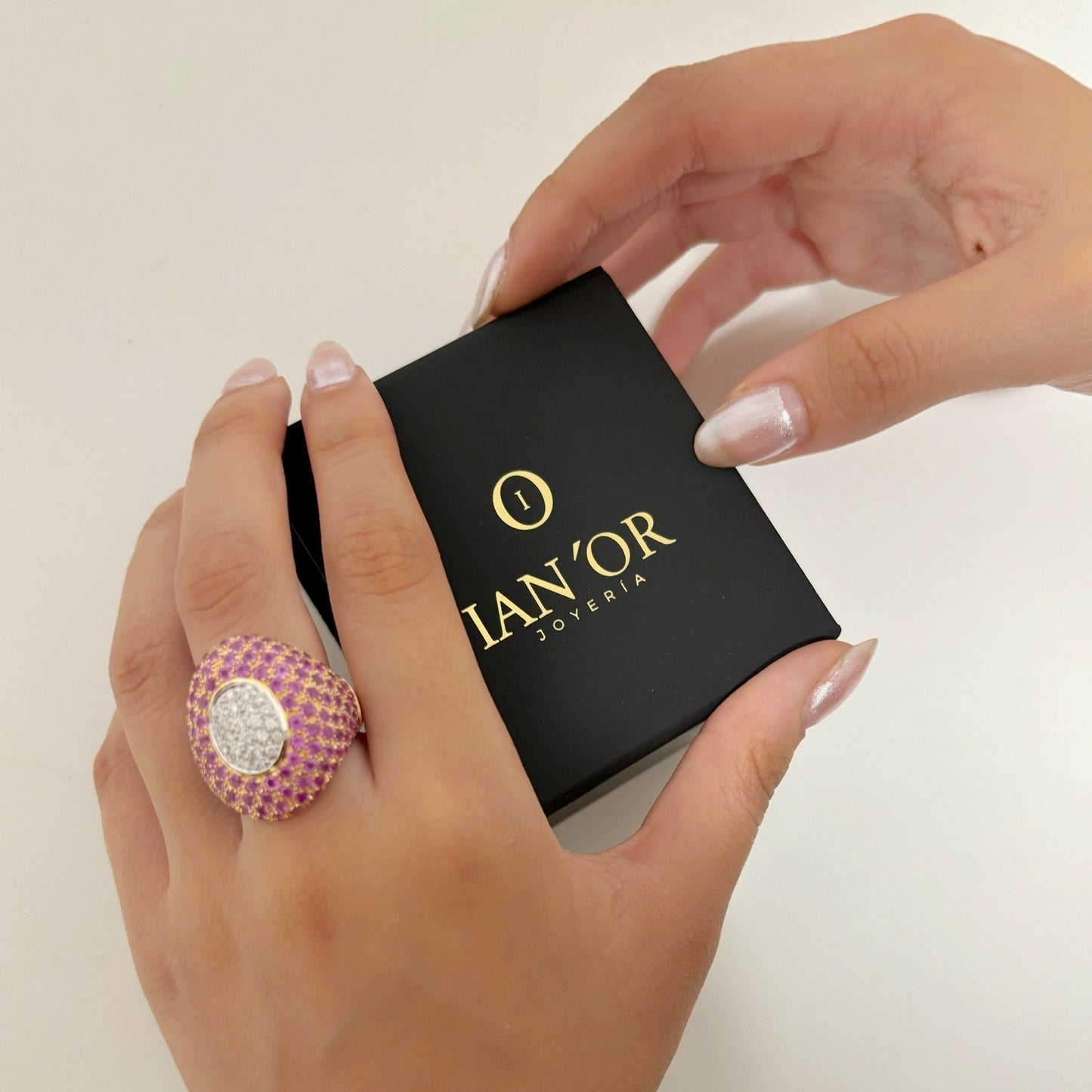 Preciosa sortija bombé de oro rosa de 18kt acompañada con pavé de diamantes y zafiros rosas. Talla original: 15 Peso: 13,47. Joyería Compro Oro y venta de joyas restauradas, dónde comprar y vender oro al mejor precio en Barcelona. Joyas de lujo y de firma.