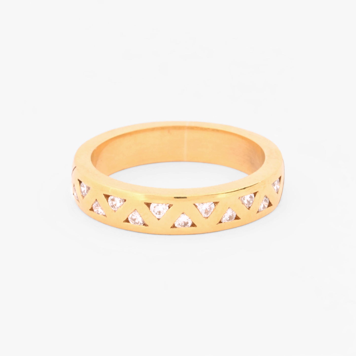 Media alianza de oro amarillo de 18kt con 12 diamantes talla brillantes engastados en tensión en forma de triángulo de 0,015ct cada uno.
Joyería compro oro, dónde comprar  y vender joyas al mejor precio en Barcelona. Joyas de segunda mano  al mejor precio, envío gratuito. Anillos de compromiso baratos