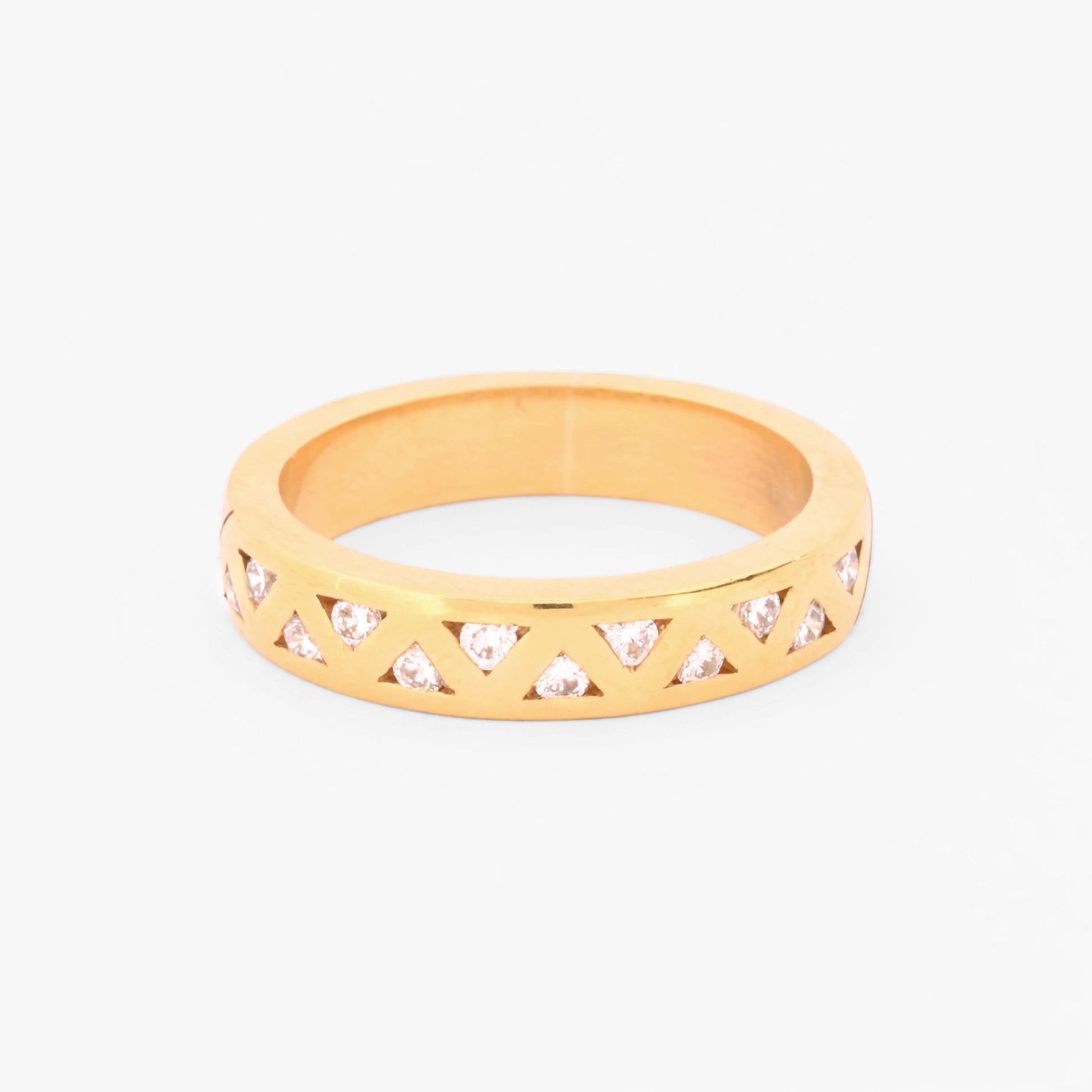 Media alianza de oro amarillo de 18kt con 12 diamantes talla brillantes engastados en tensión en forma de triángulo de 0,015ct cada uno.
Joyería compro oro, dónde comprar  y vender joyas al mejor precio en Barcelona. Joyas de segunda mano  al mejor precio, envío gratuito. Anillos de compromiso baratos
