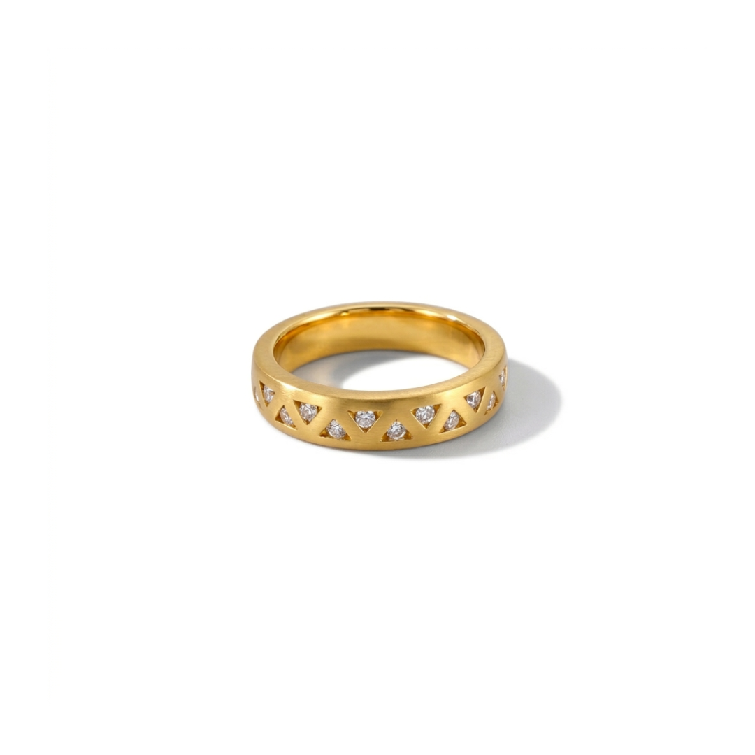 Media alianza de oro amarillo de 18kt con 12 diamantes talla brillantes engastados en tensión en forma de triángulo de 0,015ct cada uno.
Joyería compro oro, dónde comprar  y vender joyas al mejor precio en Barcelona. Joyas de segunda mano  al mejor precio, envío gratuito. Anillos de compromiso baratos