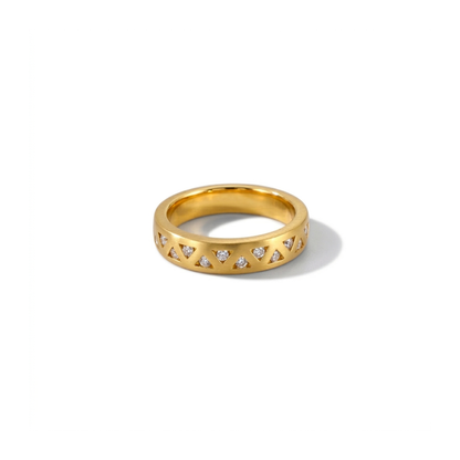 Media alianza de oro amarillo de 18kt con 12 diamantes talla brillantes engastados en tensión en forma de triángulo de 0,015ct cada uno.
Joyería compro oro, dónde comprar  y vender joyas al mejor precio en Barcelona. Joyas de segunda mano  al mejor precio, envío gratuito. Anillos de compromiso baratos