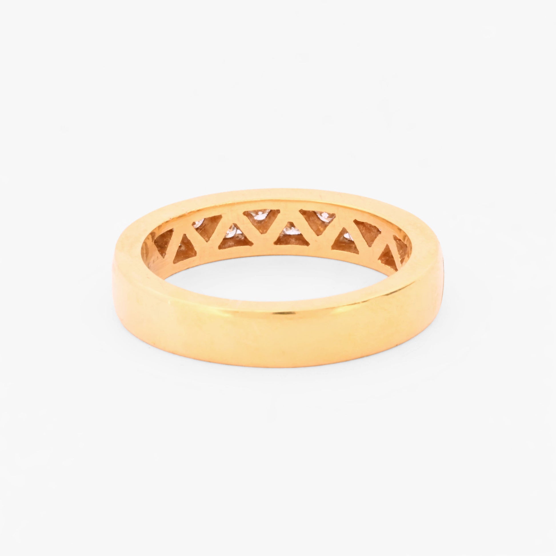 Media alianza de oro amarillo de 18kt con 12 diamantes talla brillantes engastados en tensión en forma de triángulo de 0,015ct cada uno.
Joyería compro oro, dónde comprar  y vender joyas al mejor precio en Barcelona. Joyas de segunda mano  al mejor precio, envío gratuito. Anillos de compromiso baratos