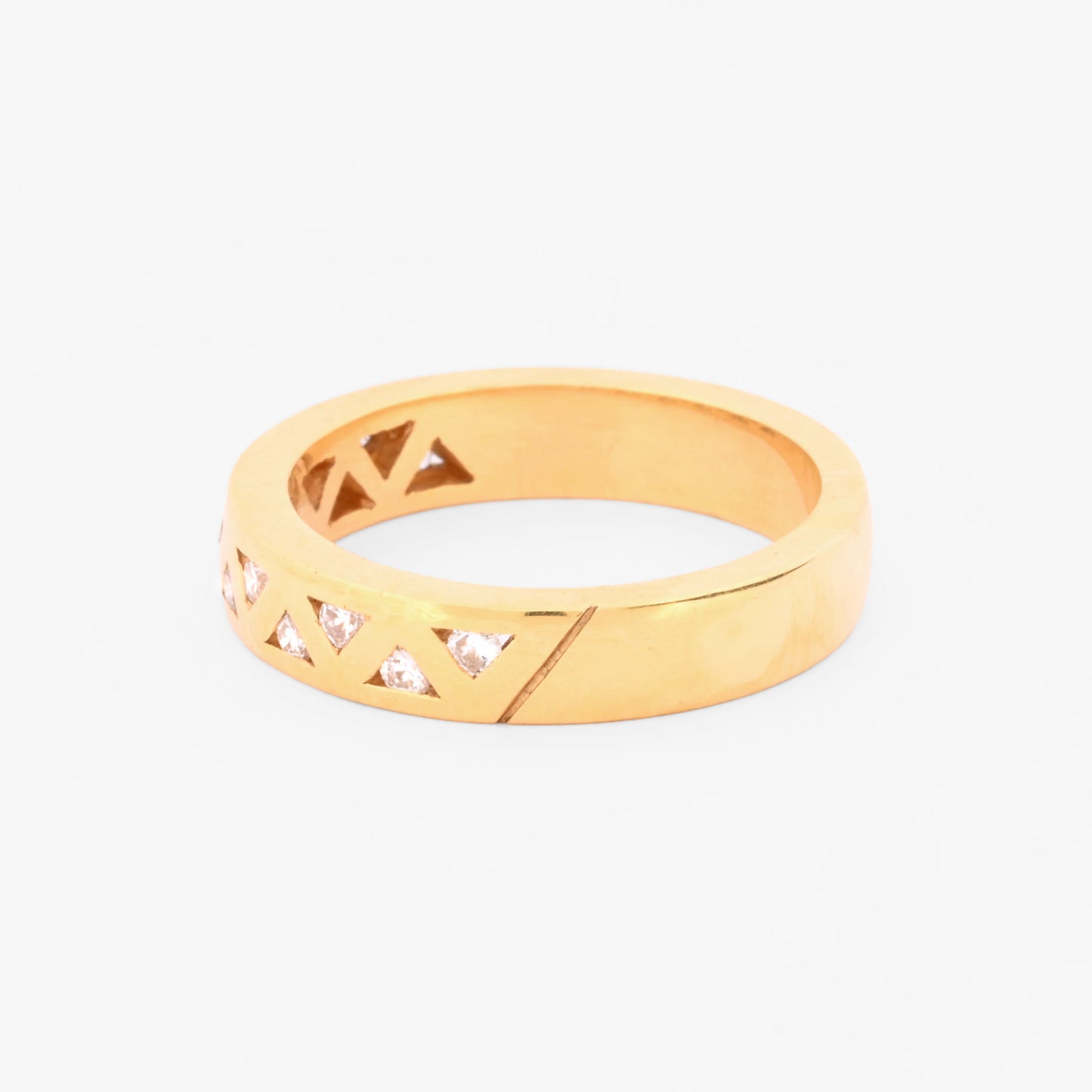 Media alianza de oro amarillo de 18kt con 12 diamantes talla brillantes engastados en tensión en forma de triángulo de 0,015ct cada uno.
Joyería compro oro, dónde comprar  y vender joyas al mejor precio en Barcelona. Joyas de segunda mano  al mejor precio, envío gratuito. Anillos de compromiso baratos