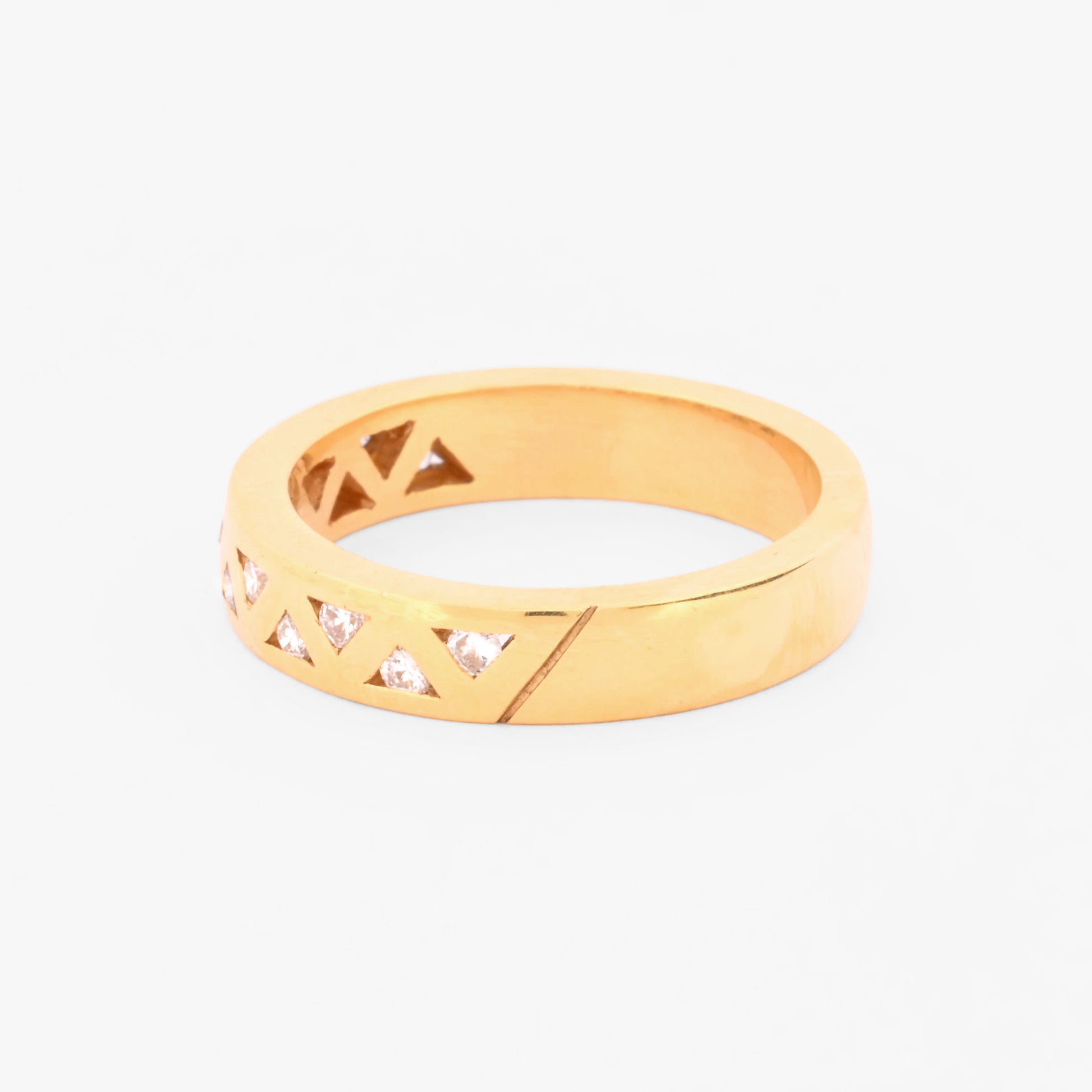 Media alianza de oro amarillo de 18kt con 12 diamantes talla brillantes engastados en tensión en forma de triángulo de 0,015ct cada uno.
Joyería compro oro, dónde comprar  y vender joyas al mejor precio en Barcelona. Joyas de segunda mano  al mejor precio, envío gratuito. Anillos de compromiso baratos