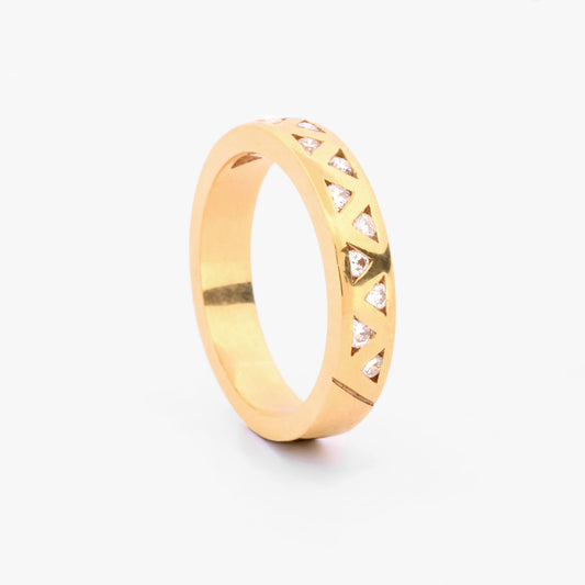 Media alianza de oro amarillo de 18kt con 12 diamantes talla brillantes engastados en tensión en forma de triángulo de 0,015ct cada uno.
Joyería compro oro, dónde comprar  y vender joyas al mejor precio en Barcelona. Joyas de segunda mano  al mejor precio, envío gratuito. Anillos de compromiso baratos
