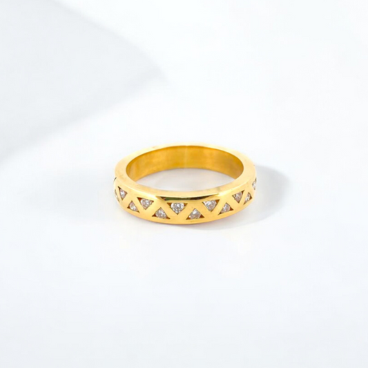 Media alianza de oro amarillo de 18kt con 12 diamantes talla brillantes engastados en tensión en forma de triángulo de 0,015ct cada uno.
Joyería compro oro, dónde comprar  y vender joyas al mejor precio en Barcelona. Joyas de segunda mano  al mejor precio, envío gratuito. Anillos de compromiso baratos