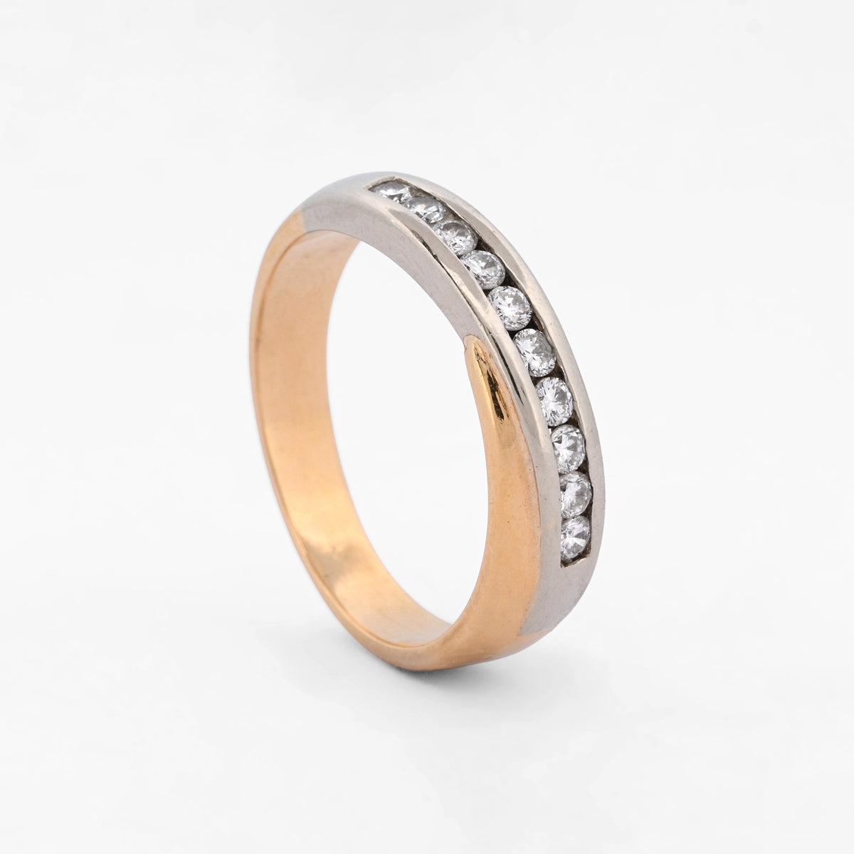 Comprar media alianza de oro amarillo de 18kt, con diamantes. Conoce el mejor precio oro Barcelona, venta de joyas usadas Barcelona. 