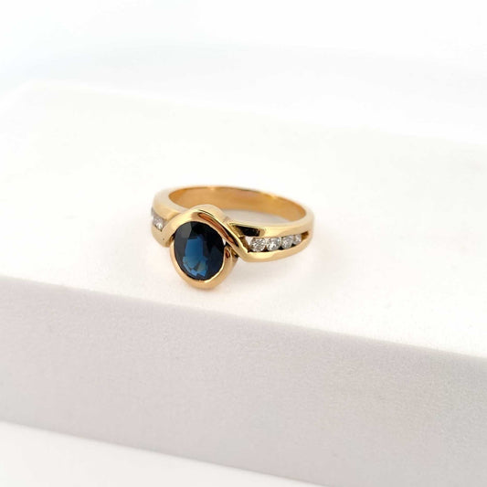 Anillo realizado en oro amarillo de 18kt con un zafiro central y 8 diamantes talla brillantes
Joyería compro oro, dónde comprar  y vender joyas al mejor precio en Barcelona. Anillos de zafiros de segunda mano baratos, joyas de oro antiguas