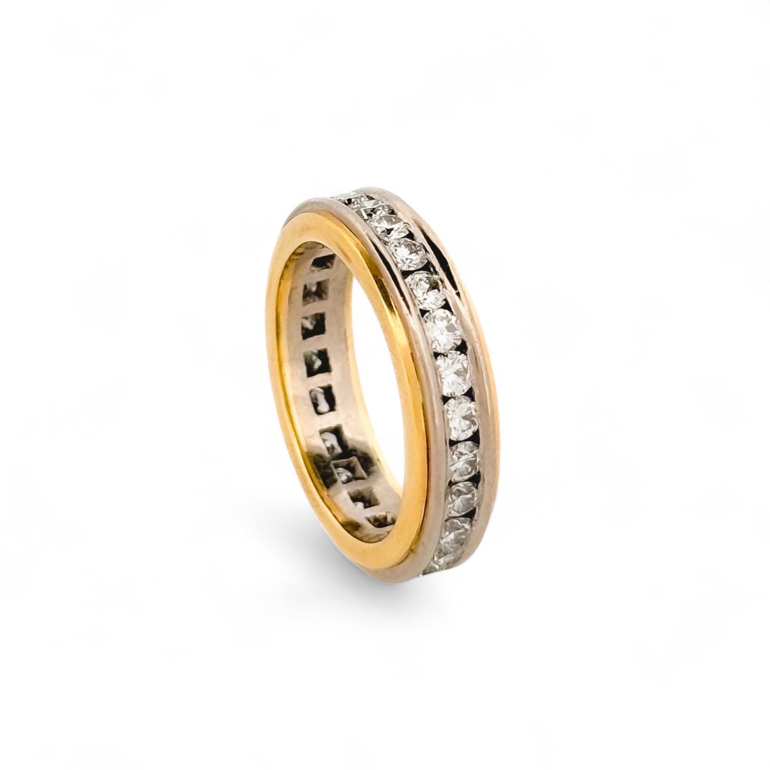 Alianza de oro blanco y amarillo de 18kt con carril de 26 diamantes talla brillante de 0,04ct cada uno de la famosa joyería de Barcelona Puig Doria.  COMPRO Oro en Barcelona  y venta de joyas restauradas, dónde comprar y vende oro y joyas al mejor precio en Barcelona. Anillos de compromiso de diamantes y alianzas  baratas en Barcelona.