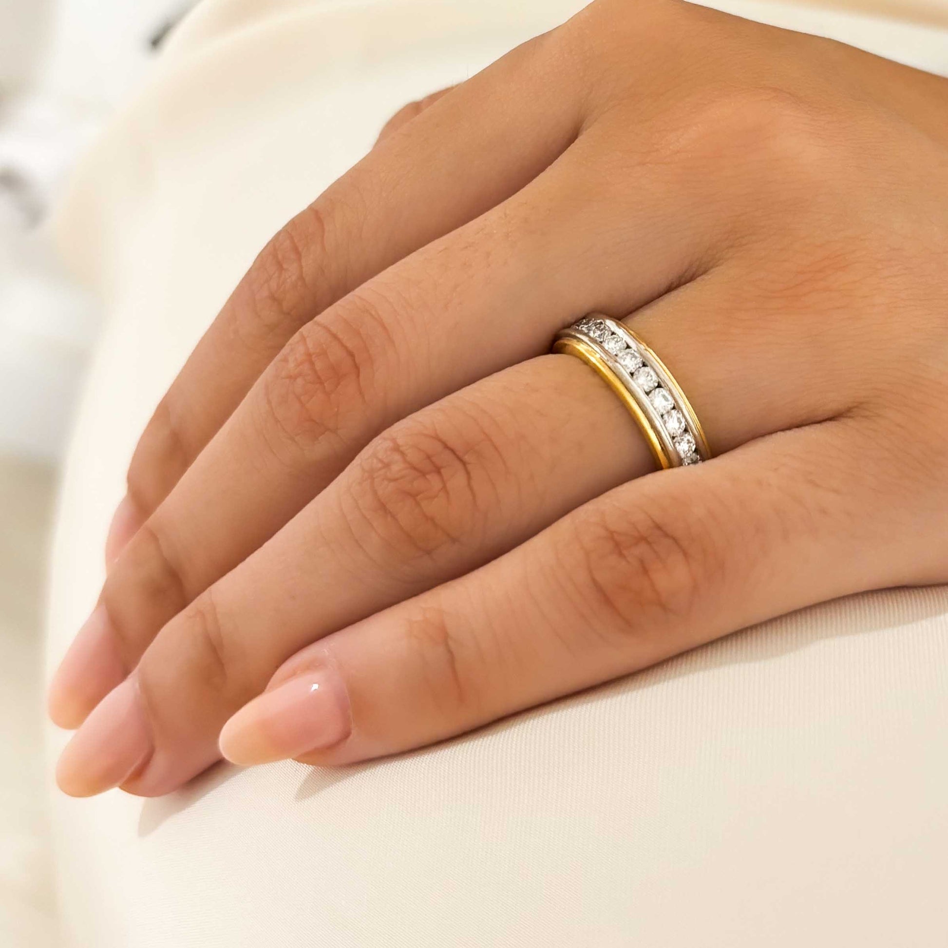 Alianza de oro blanco y amarillo de 18kt con carril de 26 diamantes talla brillante de 0,04ct cada uno de la famosa joyería de Barcelona Puig Doria.  COMPRO Oro en Barcelona  y venta de joyas restauradas, dónde comprar y vende oro y joyas al mejor precio en Barcelona. Anillos de compromiso de diamantes y alianzas  baratas en Barcelona.