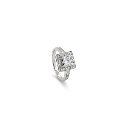 Anillo realizado en oro blanco de 18t con diamante central talla princesa y orla de 30 diamantes de 0,01ct cada uno. Oro  y venta de joyas restauradas, dónde comprar y vende oro y joyas al mejor precio en Barcelona. Anillos de oro baratos en Barcelona.