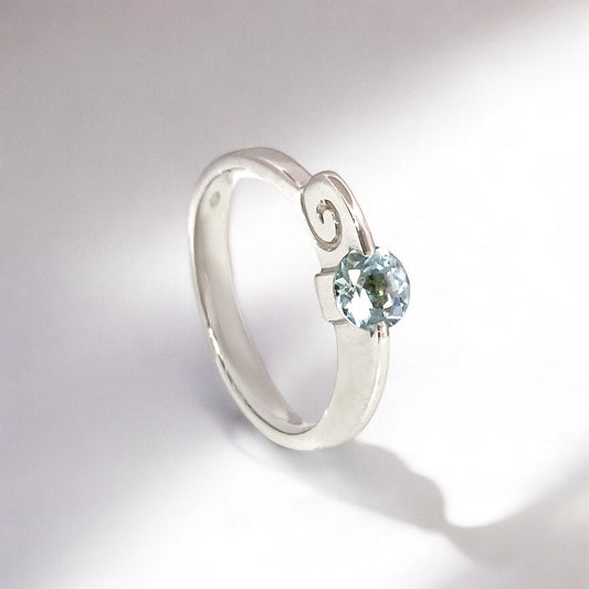  Anillo de oro blanco de 18kt con engaste de topacio y detalle espiral en uno de los brazos. Compro Oro  y venta de joyas restauradas, dónde comprar y vender oro y joyas al mejor precio en Barcelona. Anillos de compromiso baratos en Barcelona.