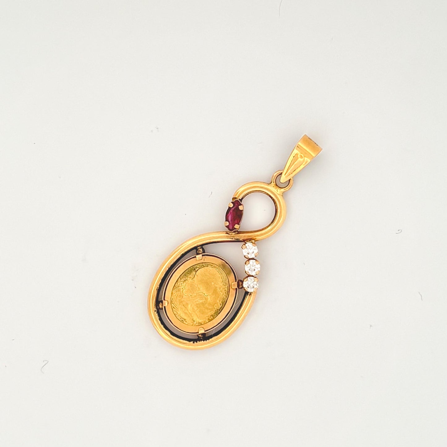 Colgante medalla realizado en oro amarillo de 18kt con grabado de la virgen, cuenta con 3 circonitas y una piedra roja.Joyería compro oro Barcelona donde comprar y vender oro al mejor precioColgante medalla realizado en oro amarillo de 18kt con grabado de la virgen, cuenta con 3 circonitas y una piedra roja.Joyería compro oro Barcelona donde comprar y vender oro al mejor precio